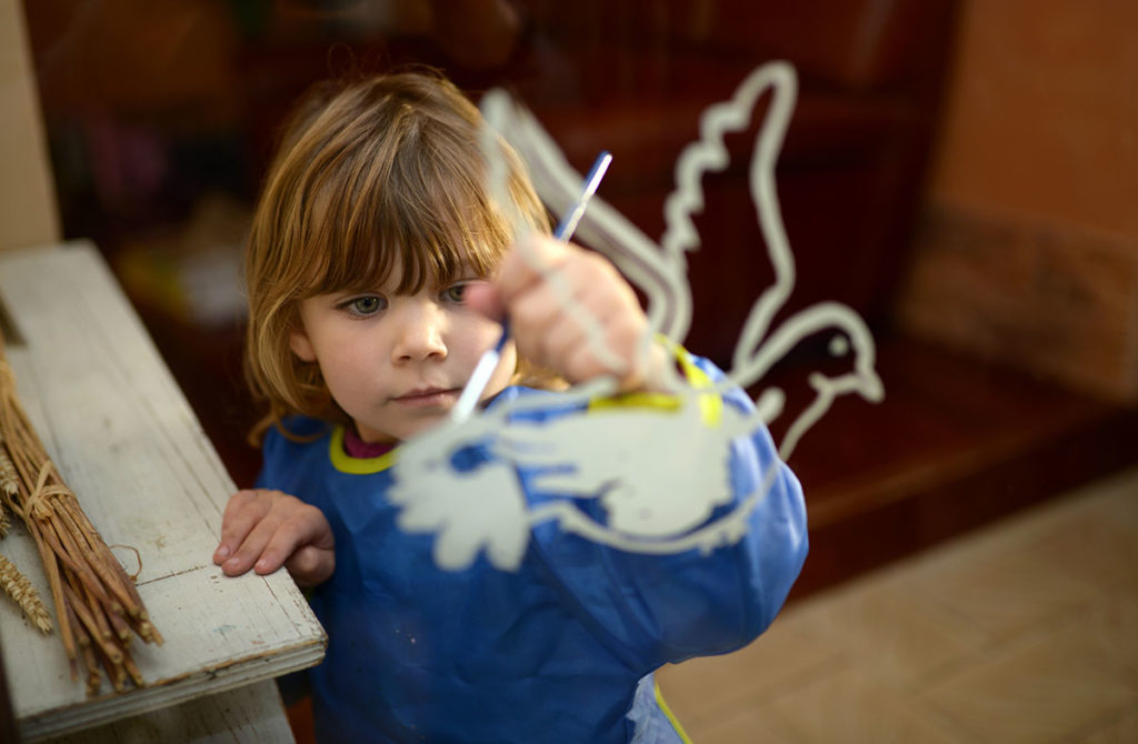 enfant peint une colombe