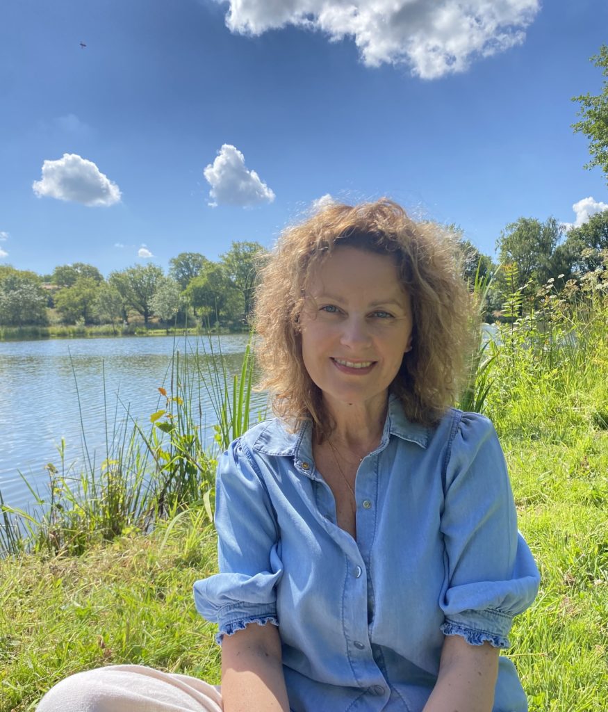 Portrait de Valérie assise dans la nature nuages