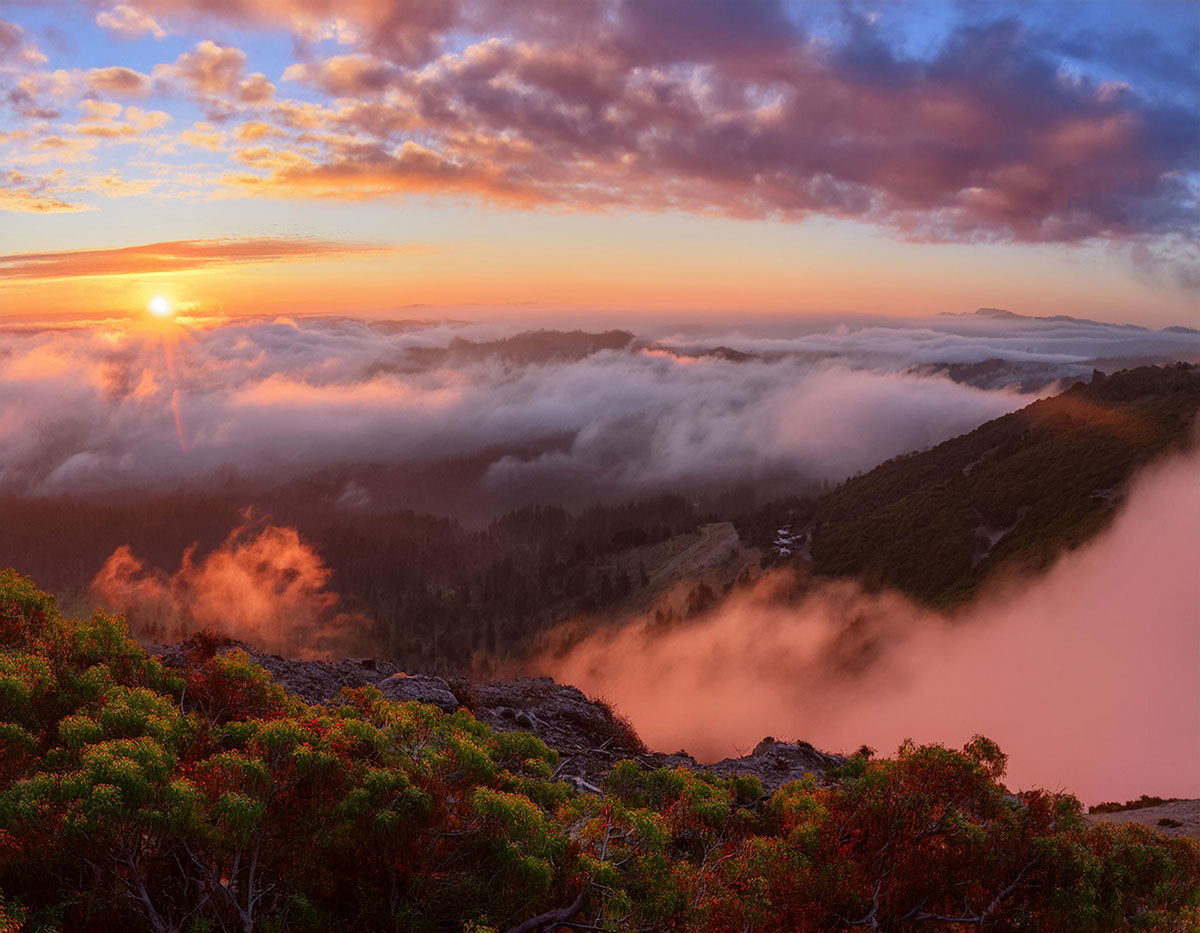 coucher de soleil sur les montagnes avec nuages